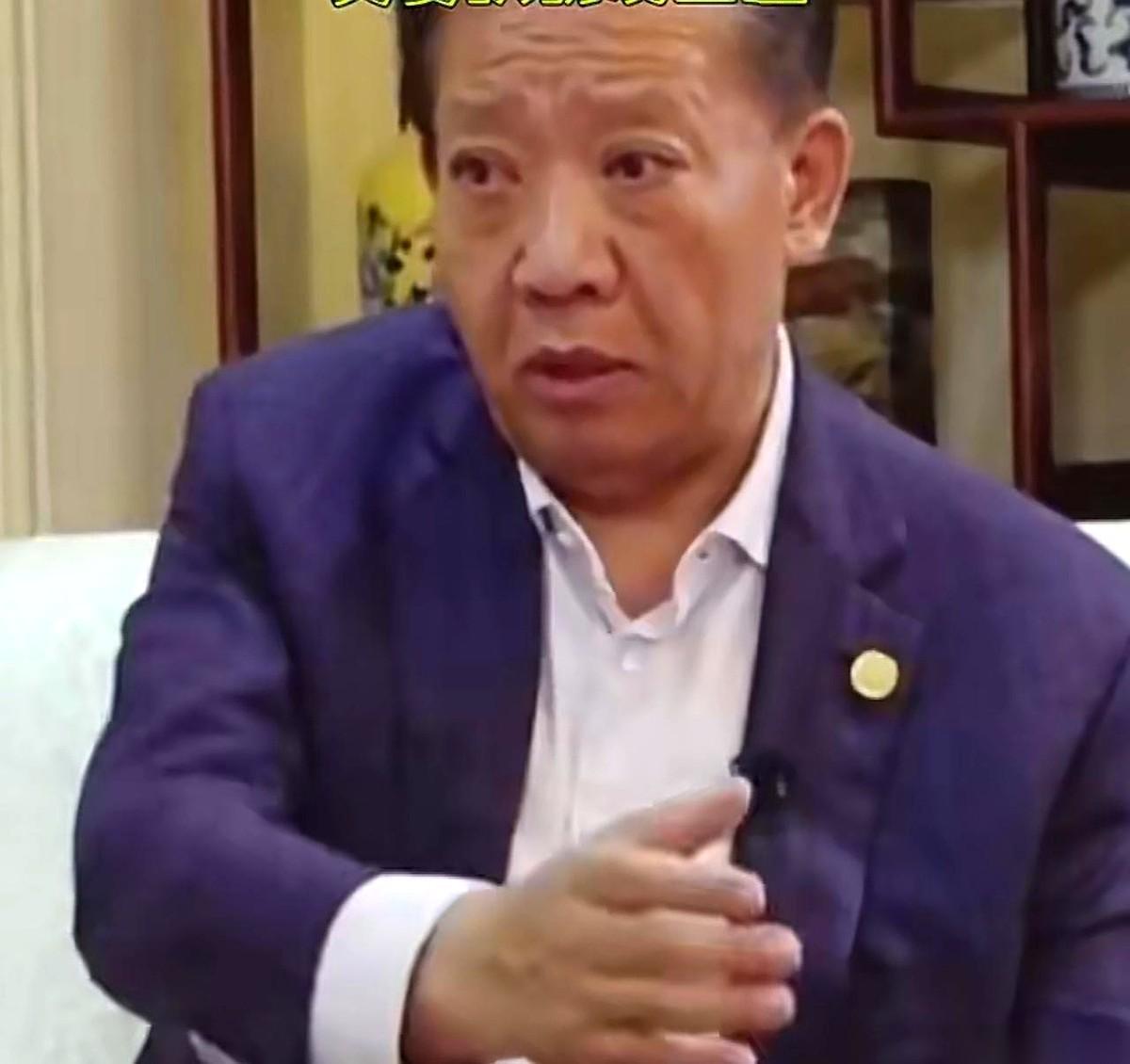 放弃仕途、砸锅卖铁帮老公还债，把快破产的药厂一路干上市。
你猜这位原配最后落了个