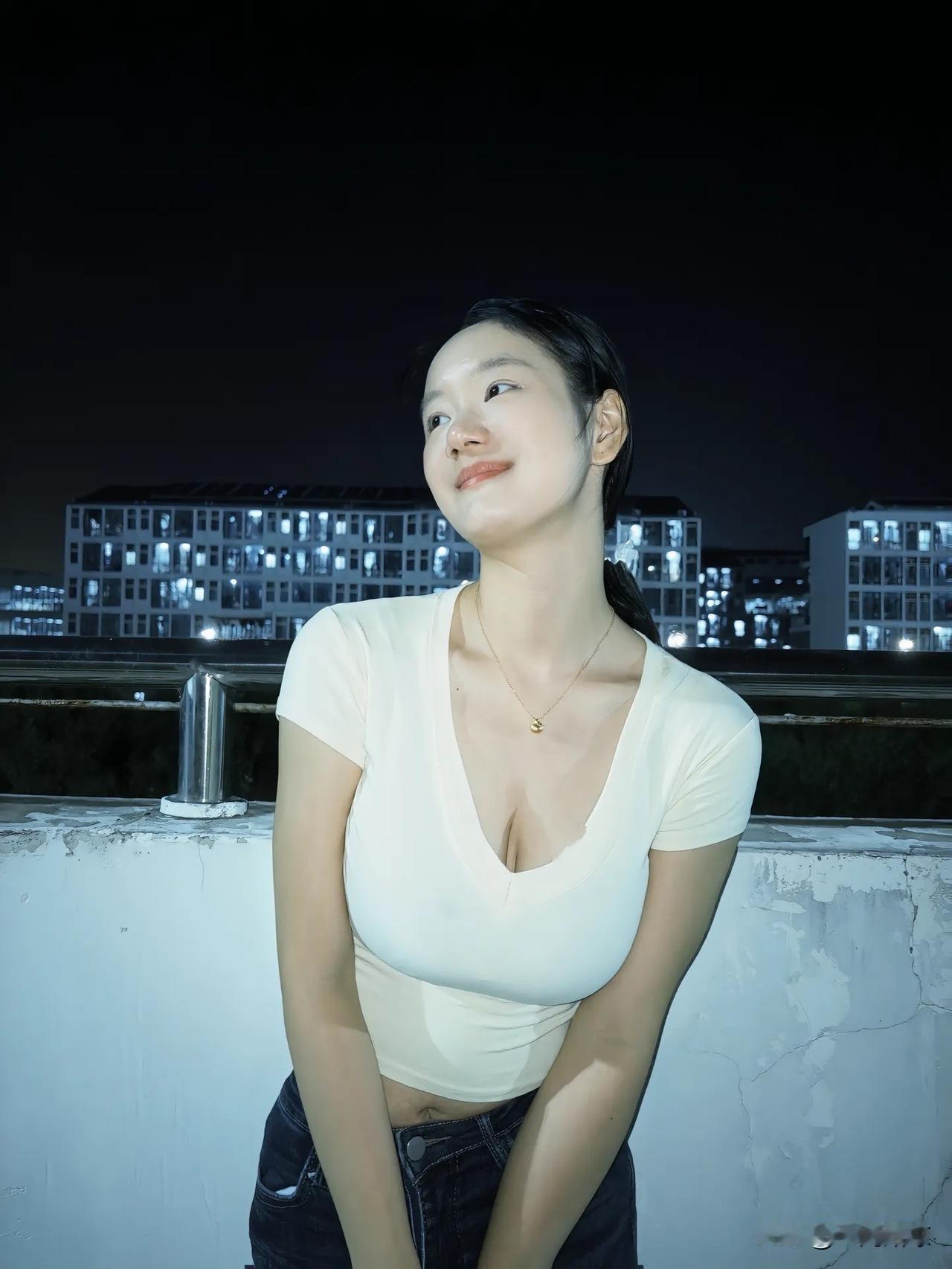 美女的美丽体现在何处呢？美丽大方可爱