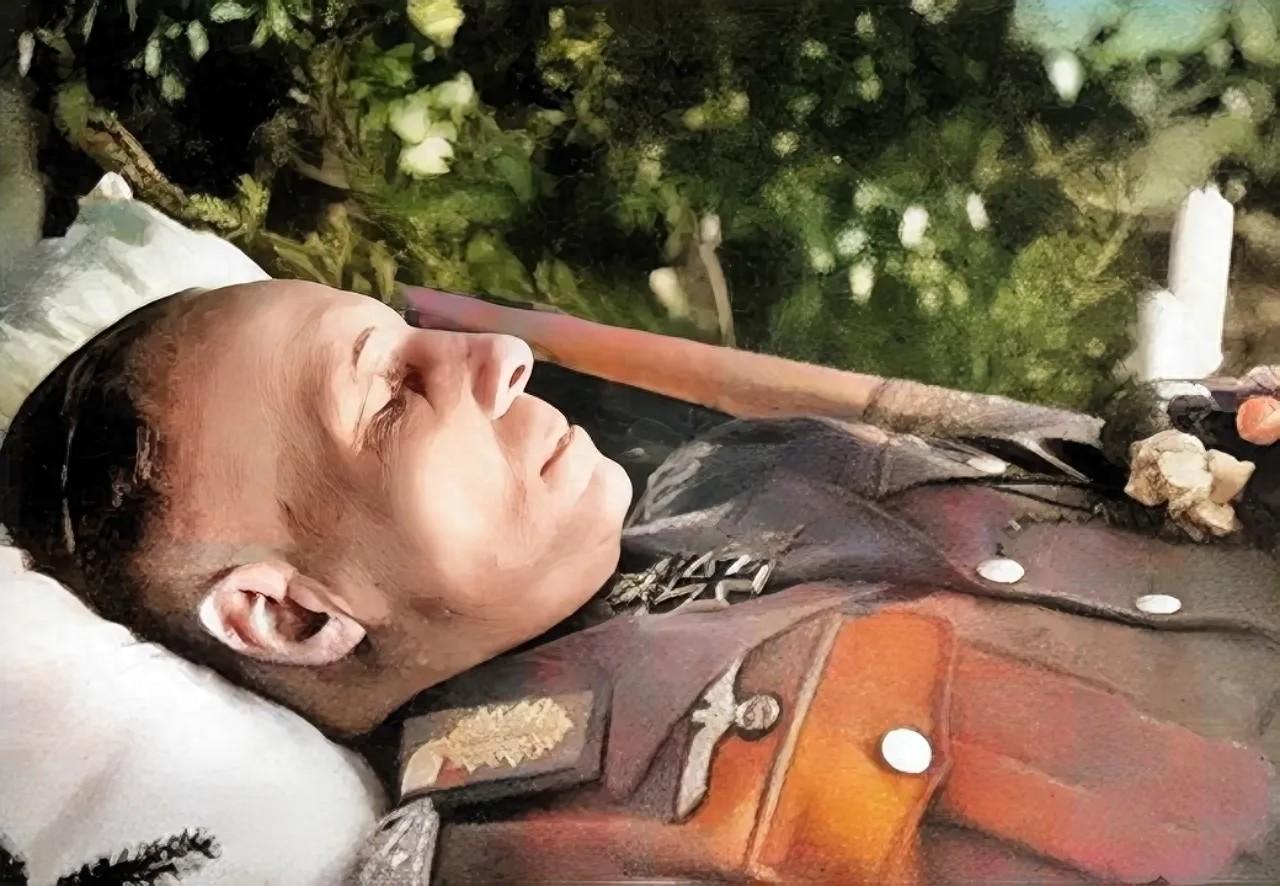 ·这是1944年，隆美尔服毒自尽后留下的罕见遗容，照片中能看到他身穿戎装一动不动