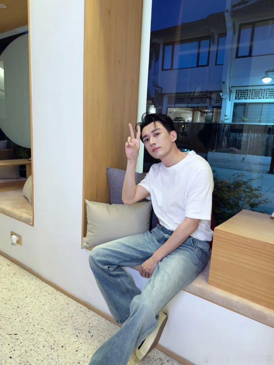 刘学义白 T 牛仔随拍，瘦了好多🤧🤧 ​​​