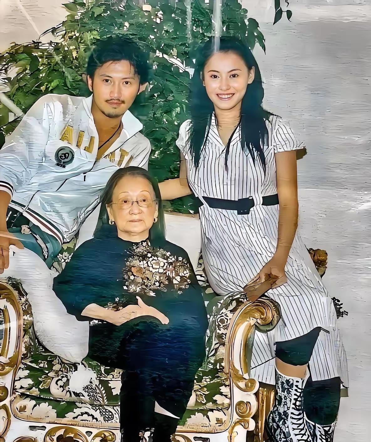 张柏芝和谢霆锋结婚的时候也是很孝顺的儿媳妇，她和谢霆锋一起去看奶奶婆婆，谢家也很