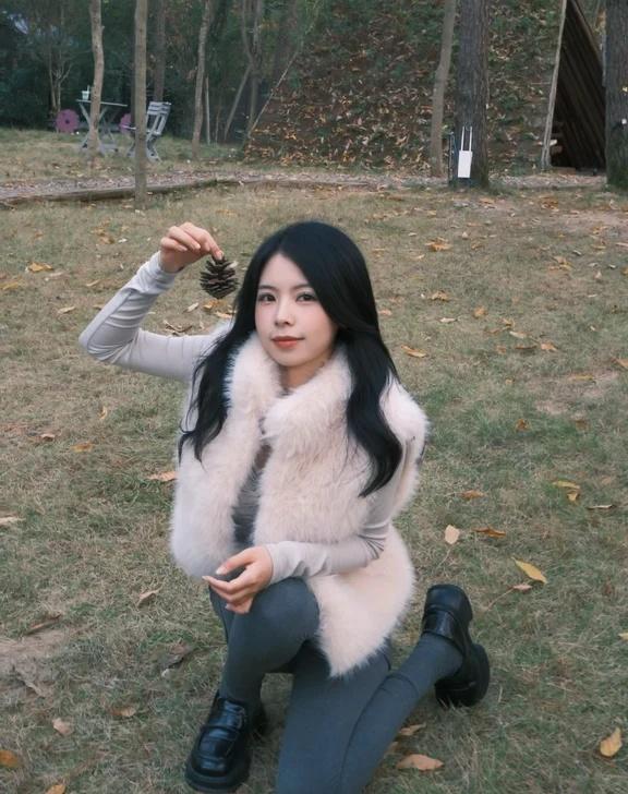 逃离城市计划🌲
藏在城市边缘的这片松林真的太治愈了
木质小屋、暖黄纸灯，还有踩