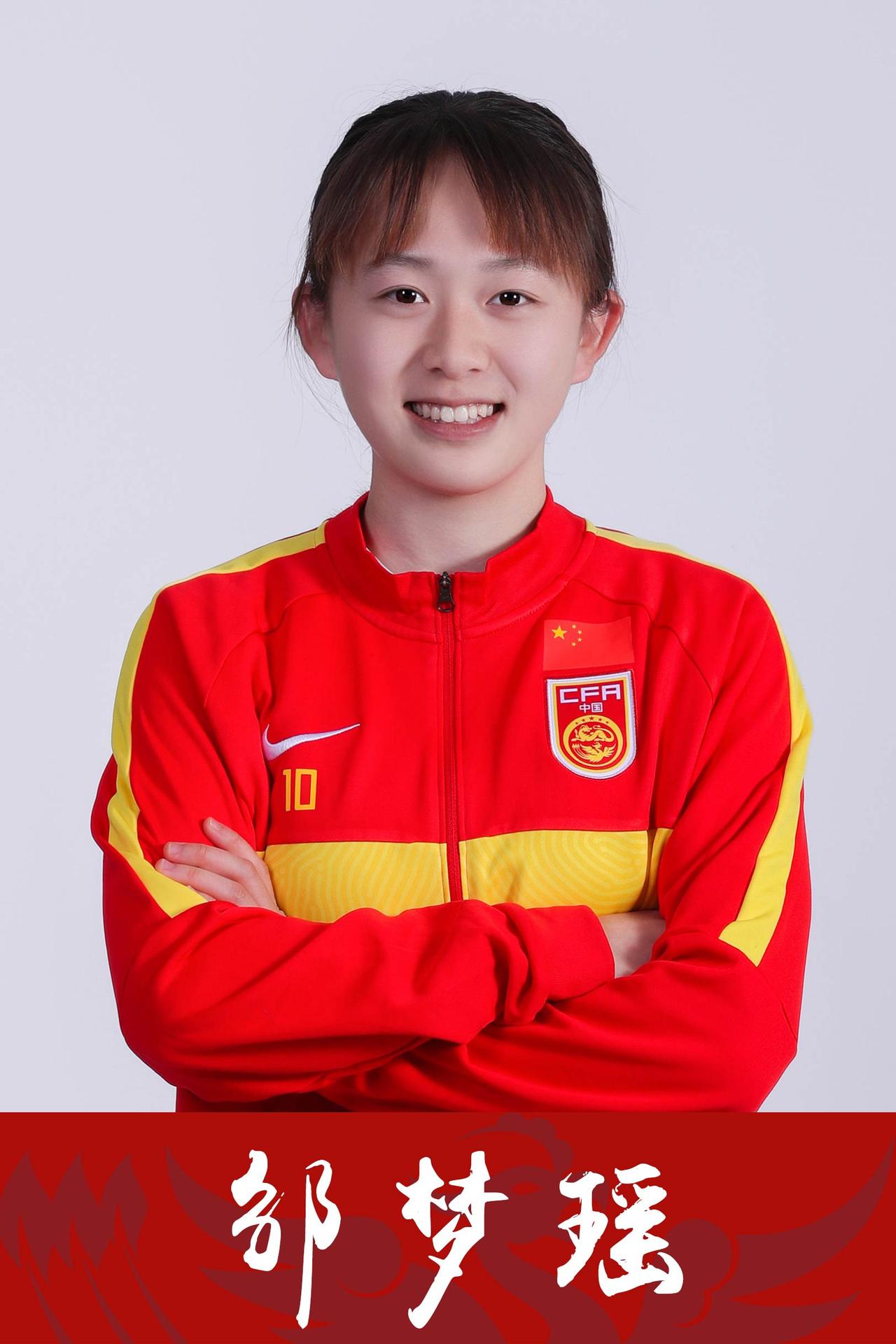 北京女足为亚冠官宣来俩人、走仨人！

来的两人，一个是来自布基纳法索女足‌现役国