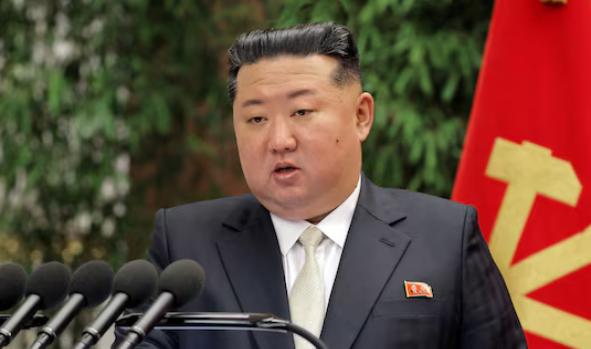 5月3日这天，平壤的镜头对准了一群14到30岁的年轻面孔。金正恩站在他们中间，说
