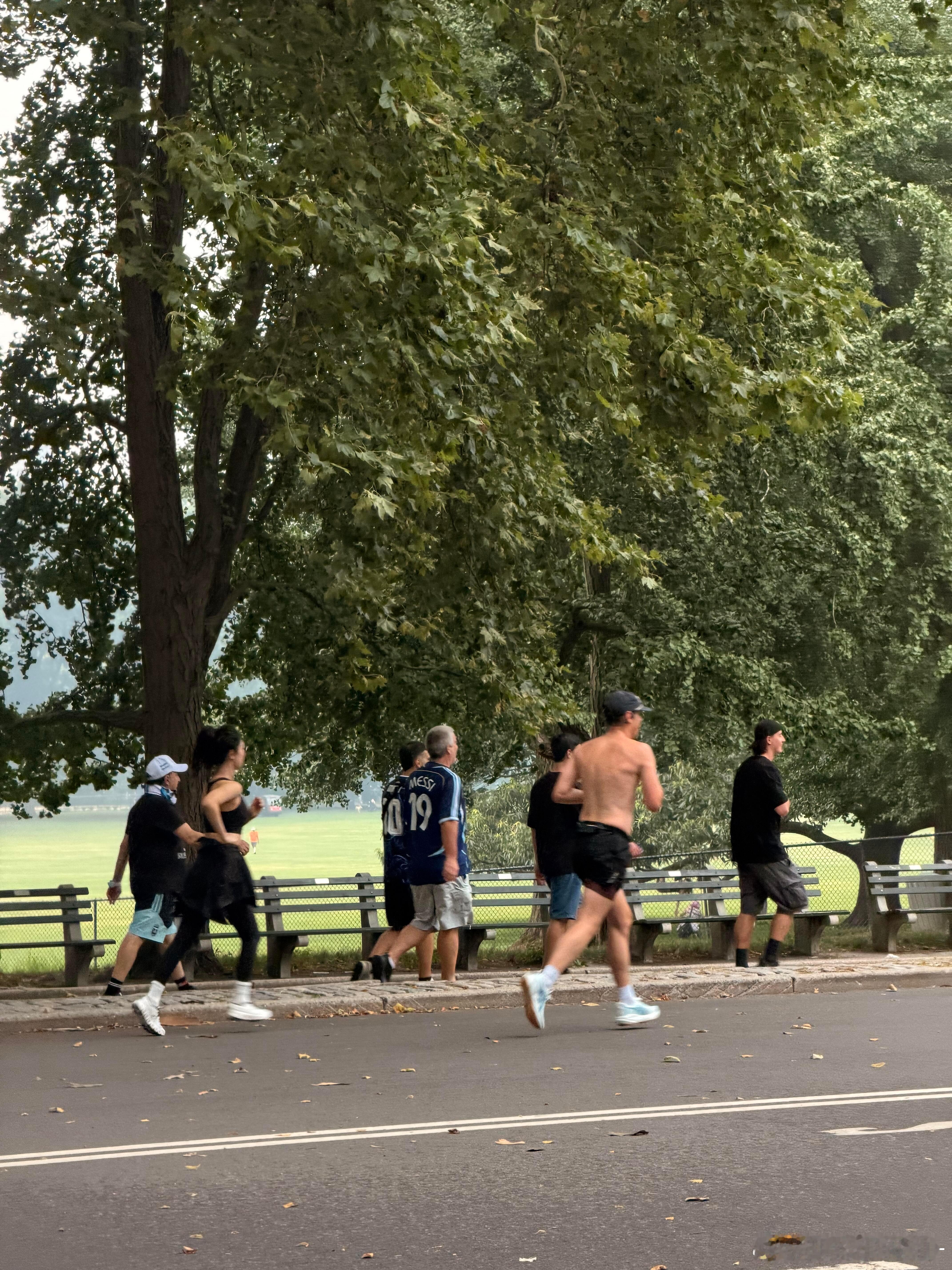 网友纽约偶遇杨紫跑步 