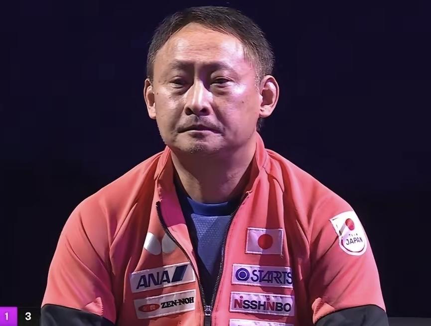 张本宇今天笑不出来了，本来计划的是战胜王艺迪，决赛要打王曼昱，现在倒好，2:4输