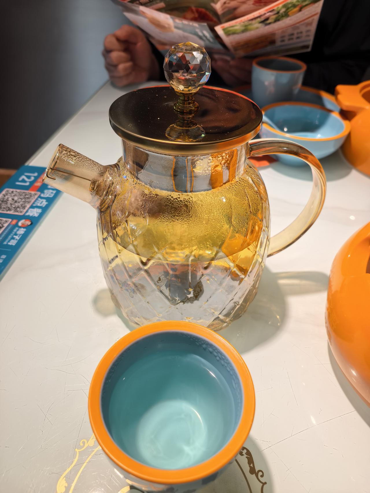 超市里的甜香瓜能吃几个？吃了后嗓子疼是什么原因？昨天下午，同学打电话说，她在呼和