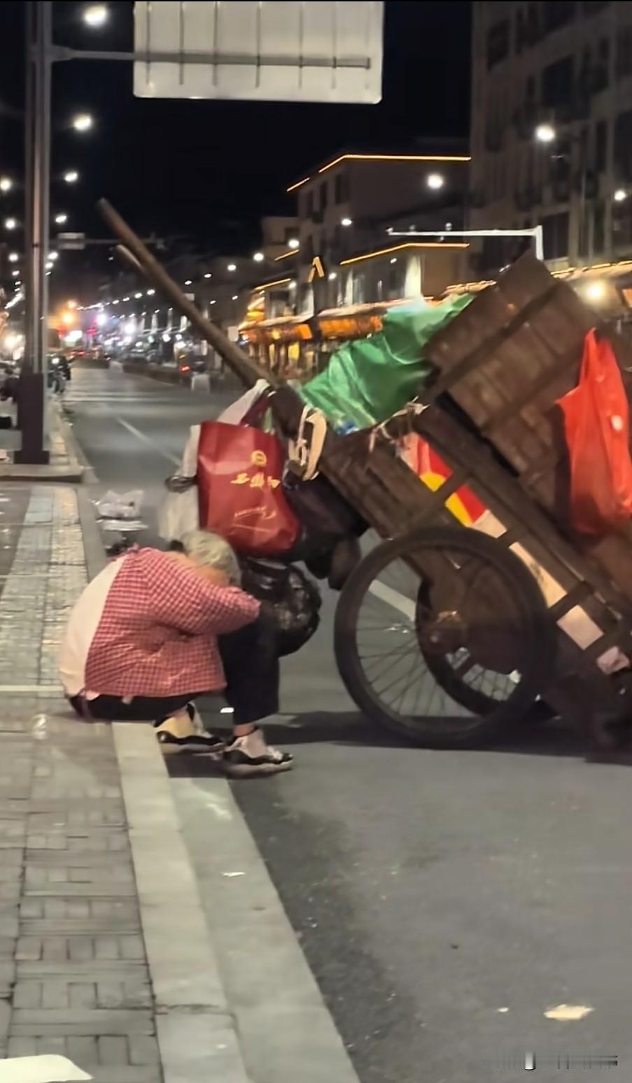 好想上前去问问，奶奶你是不是遇到了什么难处？
可是，又怕自己的唐突打扰到老人，