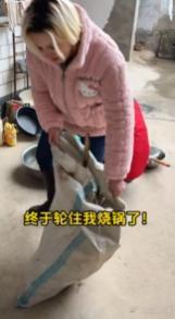 当老外在中国过年 商场的舞台上，有个老外正在表演用方言说相声。他模仿着中国人的语