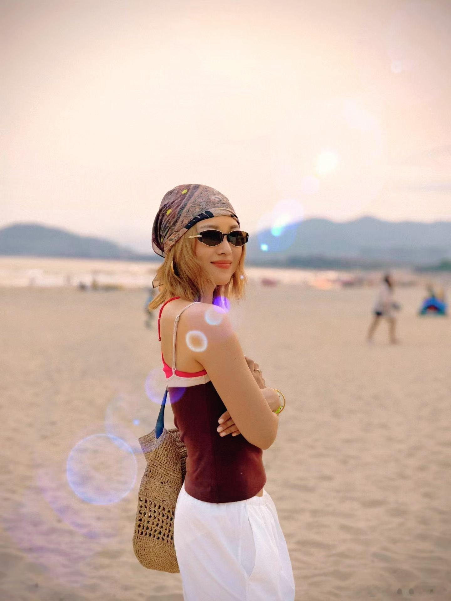 海风、泡泡和笑声，是属于我们的海边限定快乐！看着小朋友在草坪上奔跑，才明白最好的