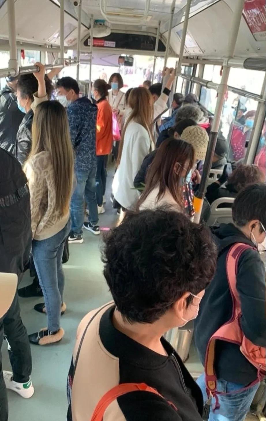 强迫让座不成，一巴掌将小伙扇成脑震荡的大妈，这回长了教训！

公交车上，彪悍大妈
