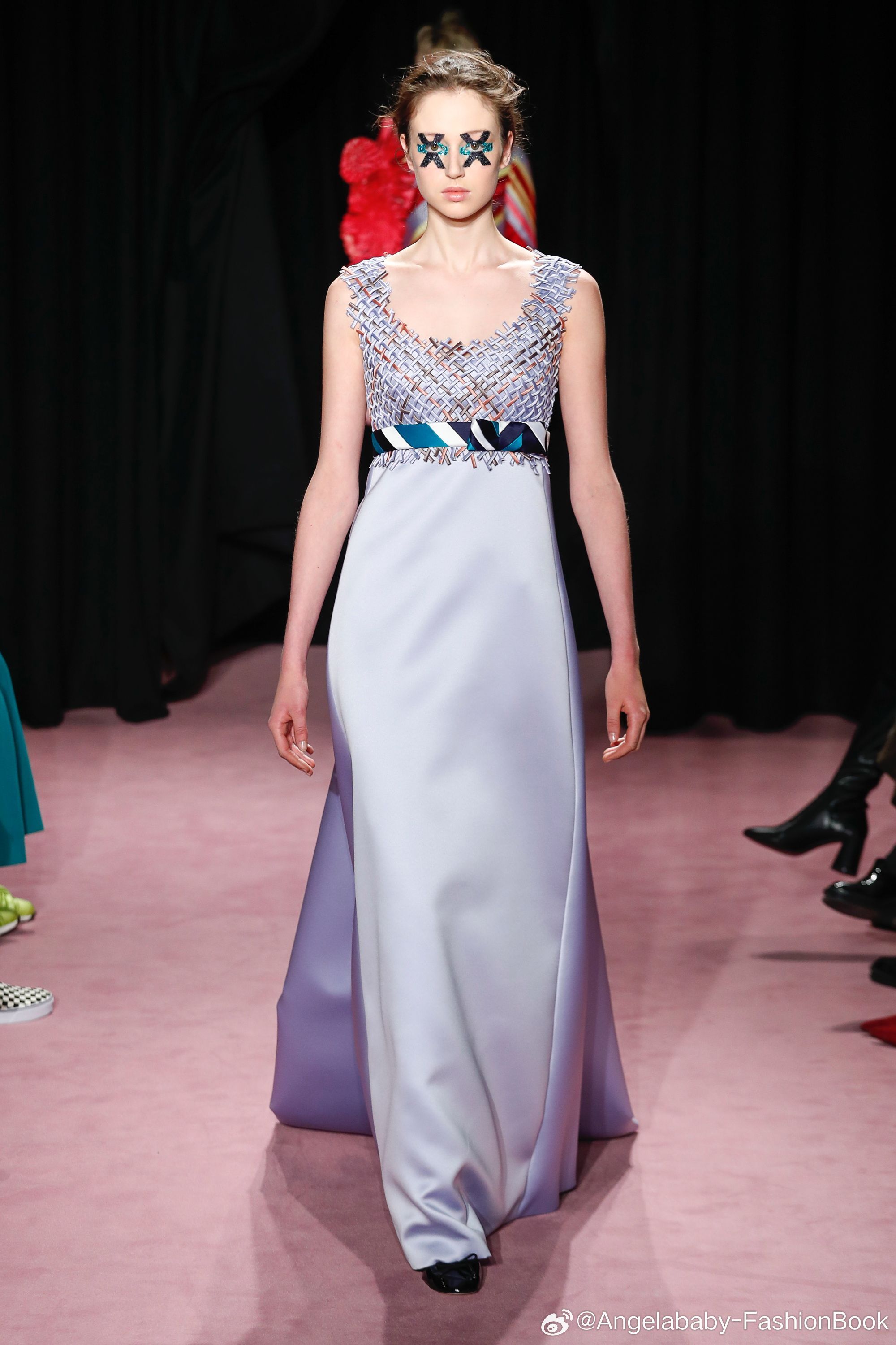杨颖荧光绿露腰造型 Viktor&Rolf2018春夏高级定制静候美鼻… ​​​