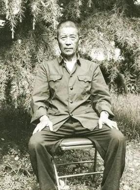 1937年，陈德贵趴在死尸堆中，由于脚太冷，动了一下，谁知，恰好被一个日本兵看见