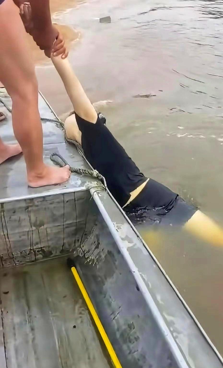 看到20多岁的小姑娘毫无生气地躺在沙滩上，这画面真的太扎心了！
人生最美好的年纪