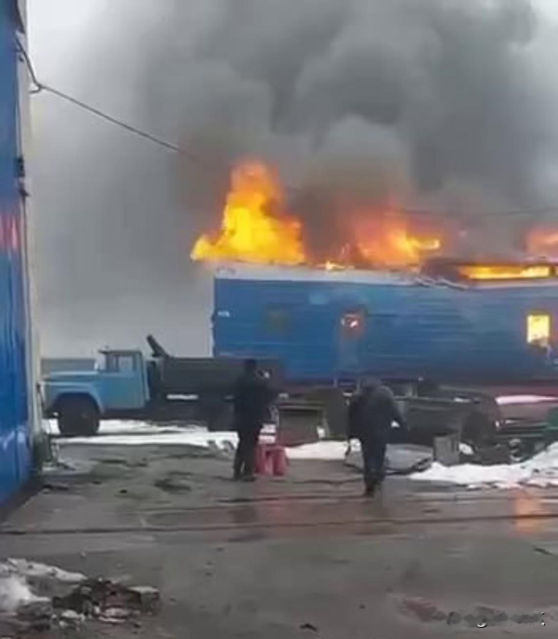 俄军小摩托成功袭击了顿涅茨克州辛内尔尼科沃地区的铁路设施，当地媒体报道，袭击导致