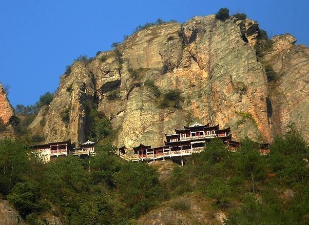 【大慈岩】大慈岩险峻挺拔、雄伟奇峭，外形酷似一尊惟妙惟肖的天然石佛。五官清晰，形