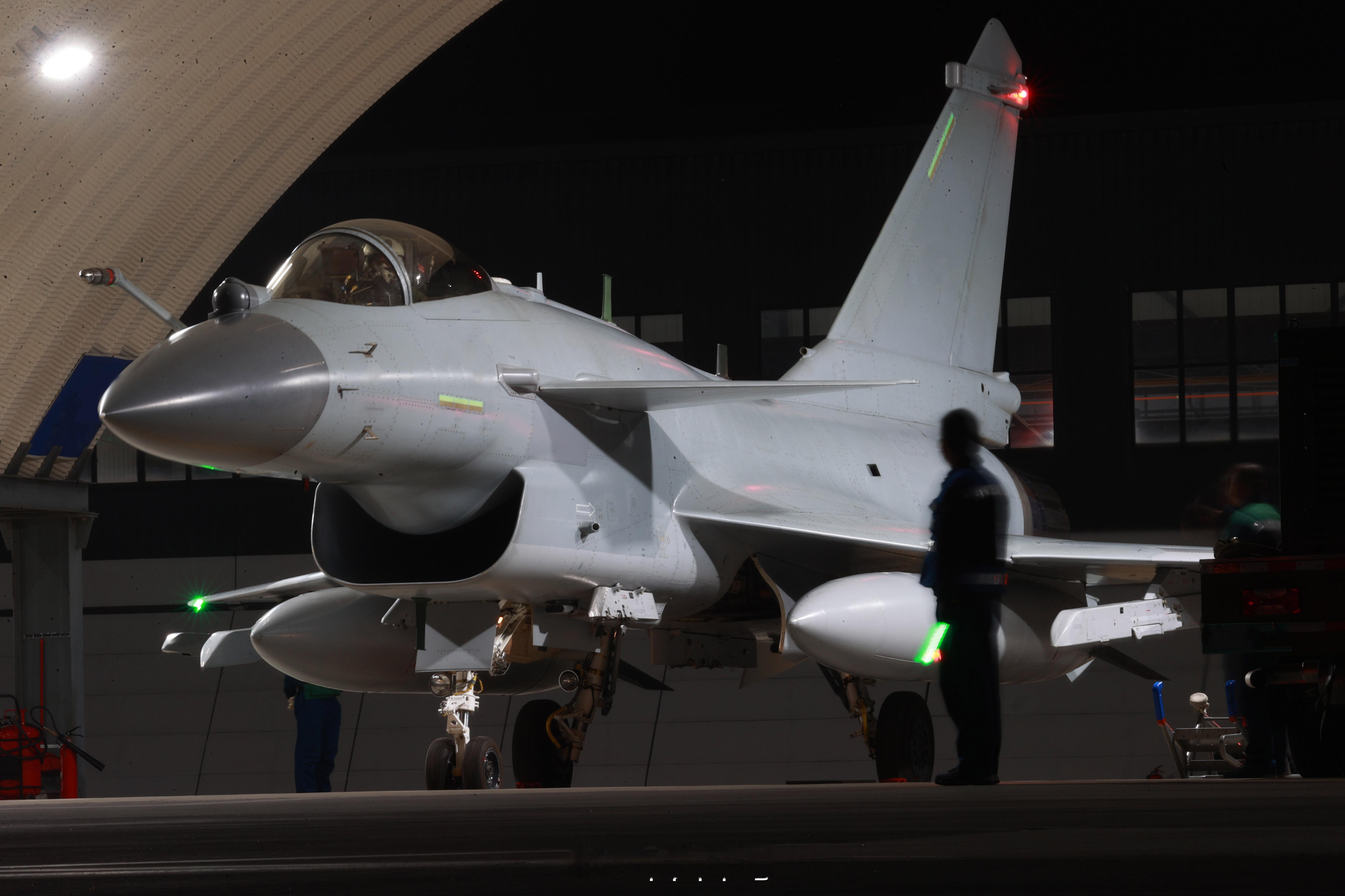 【“夜鹰”出击！】近日，南部战区航空兵某旅组织开展下半夜飞行训练。飞机在机务官兵