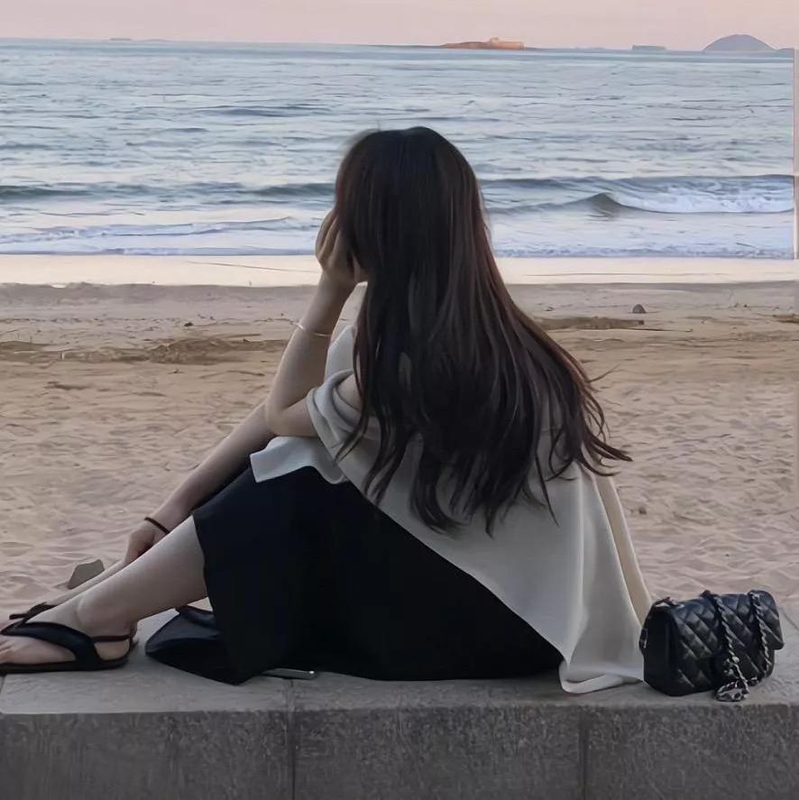 独自坐在海边，静享宁静时光独处的安逸时光 海边游玩日常 海边治愈系生活 海边度假