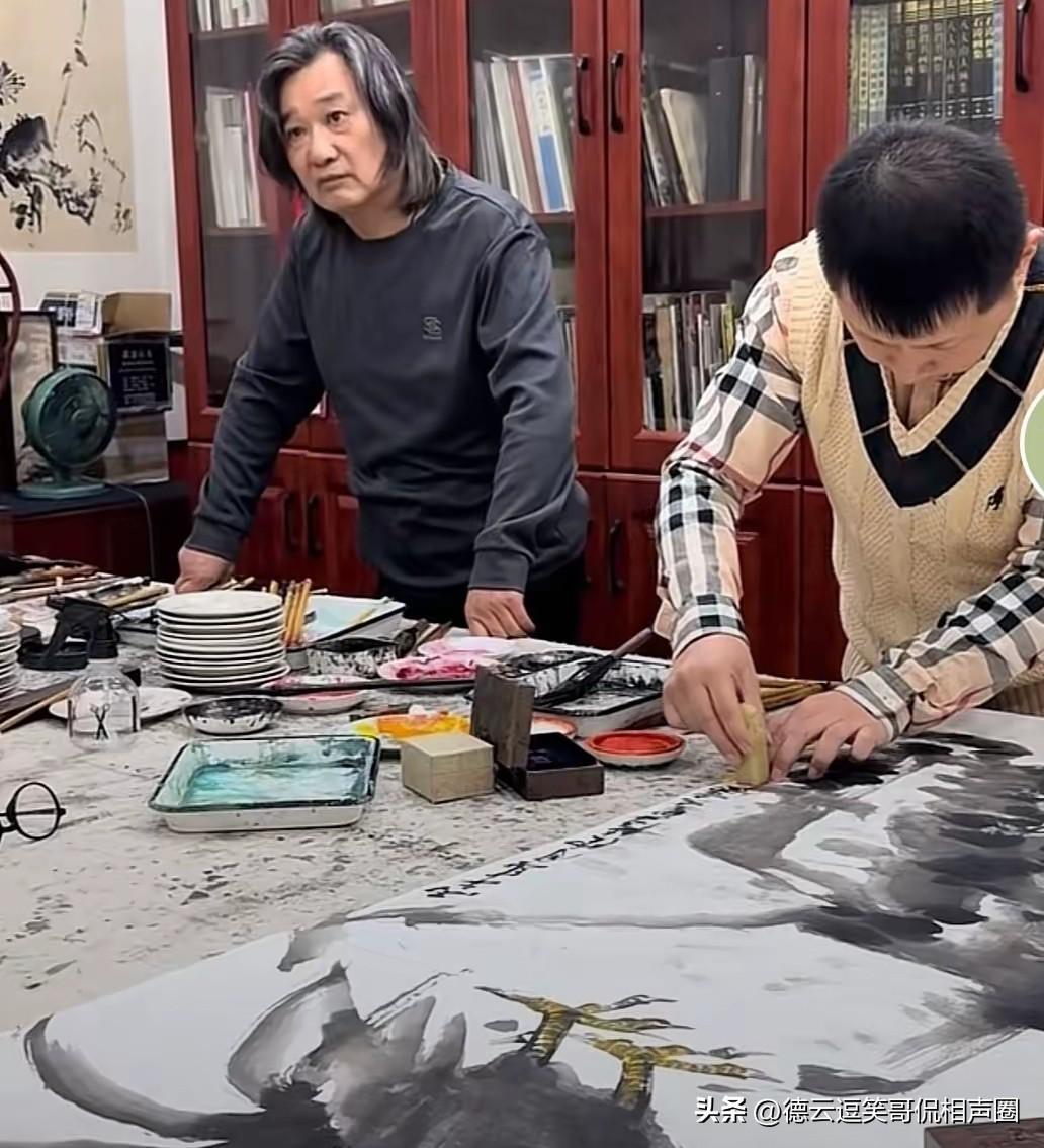 谁说何云伟人缘不好？有人称他是郭德纲的叛徒、德云社的白眼狼，说他十里八村人缘极差