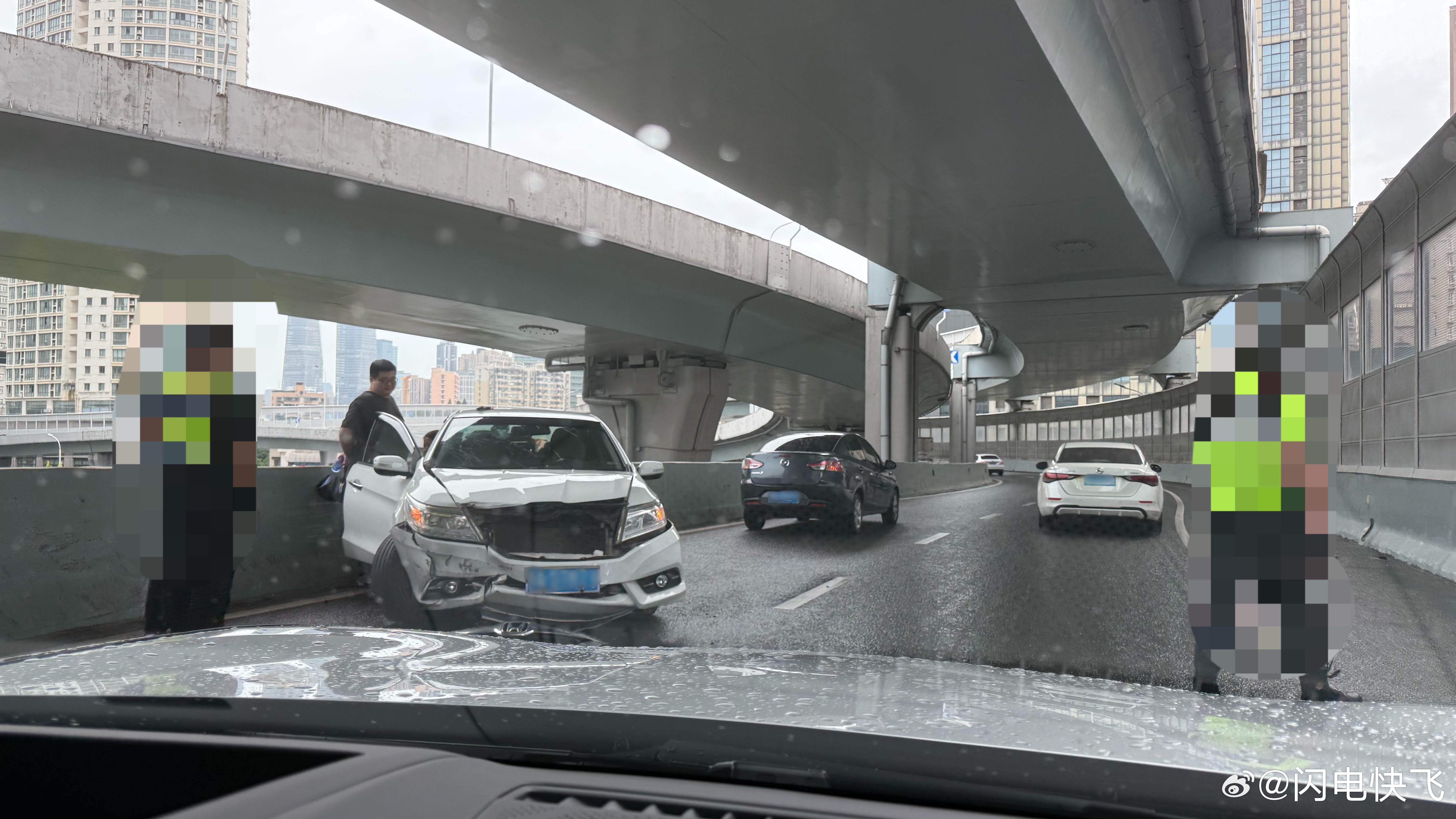 今天早上武汉雨怪大的大家开车注意安全[震惊] ​​​