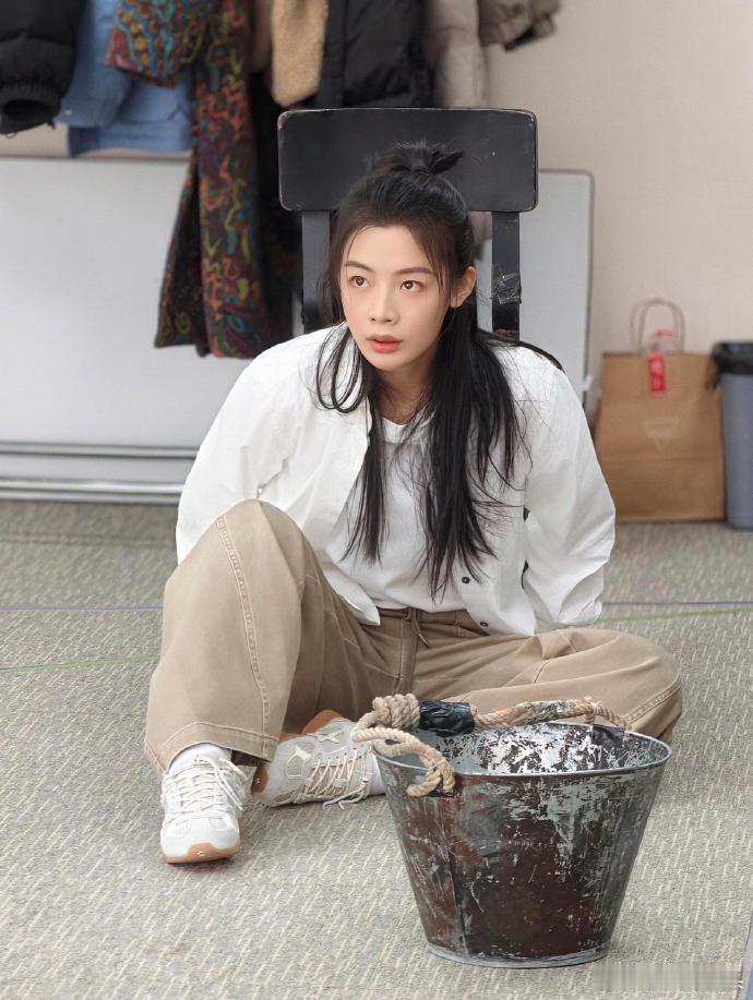 陈丽君话剧枕头人排练花絮照，老师，我们君宝怎么到处挨揍啊大戏揍完电影揍，电影揍完