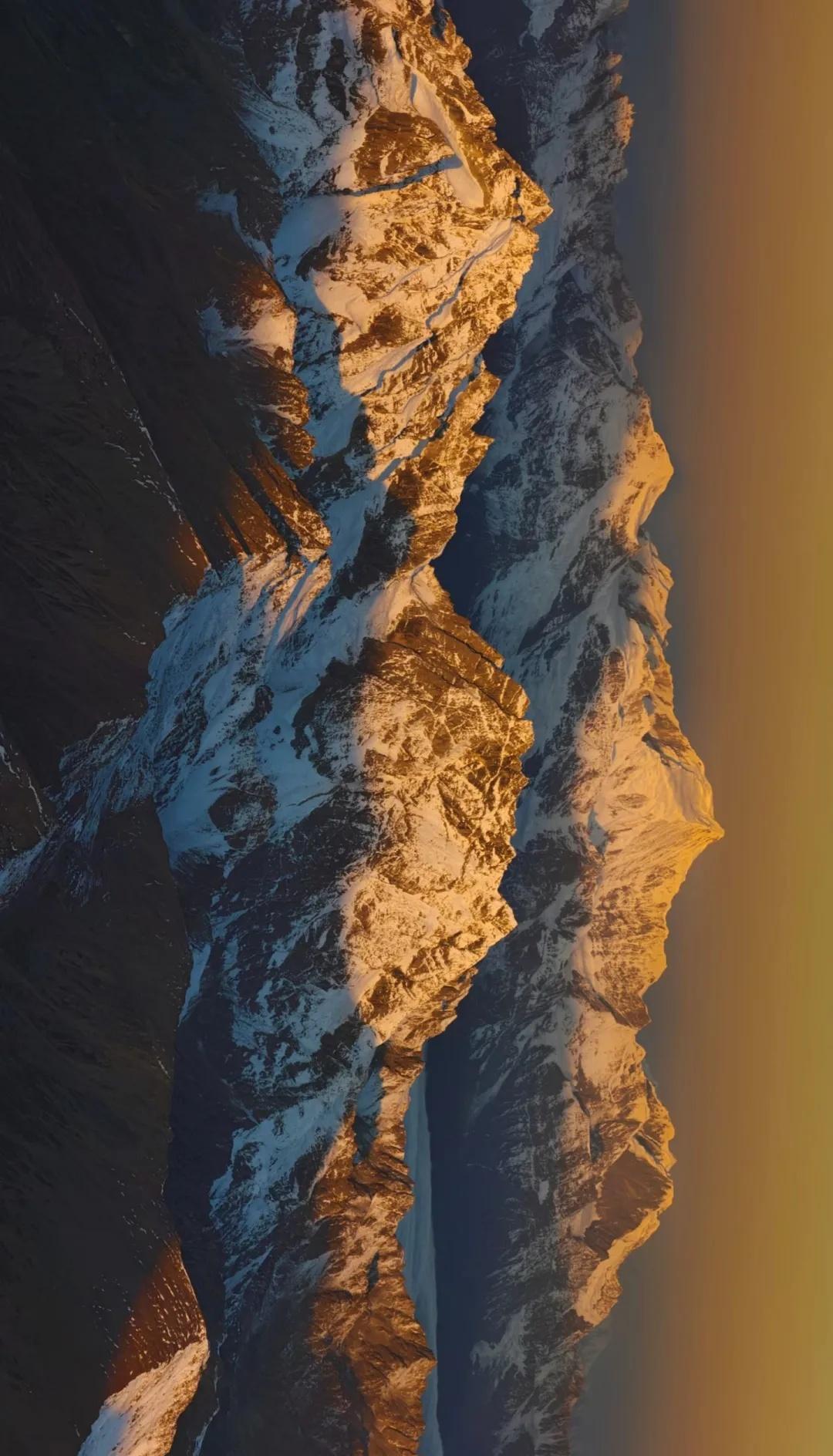 直升机🚁看日照金山……太绝了！😍😍😍
卡瓦格博和扎拉雀尼最震撼的日照金山