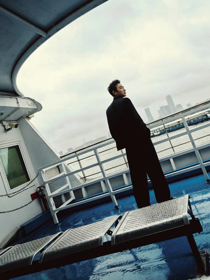 罗晋状态回春罗晋出席活动状态封神！短发利落瘦出新高度，181身高脸小腿长，西装矜