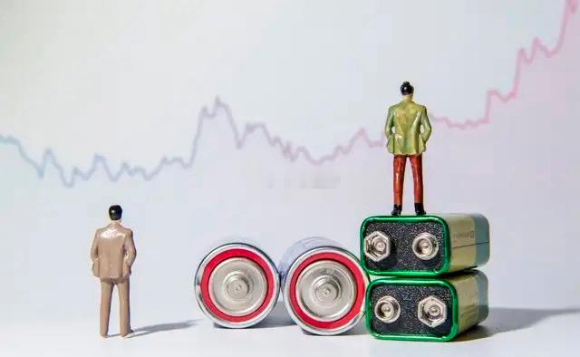 明天A股就要开盘了，周末消息面极为不平静，市场有2亿股民为明天a股的涨跌问题而担