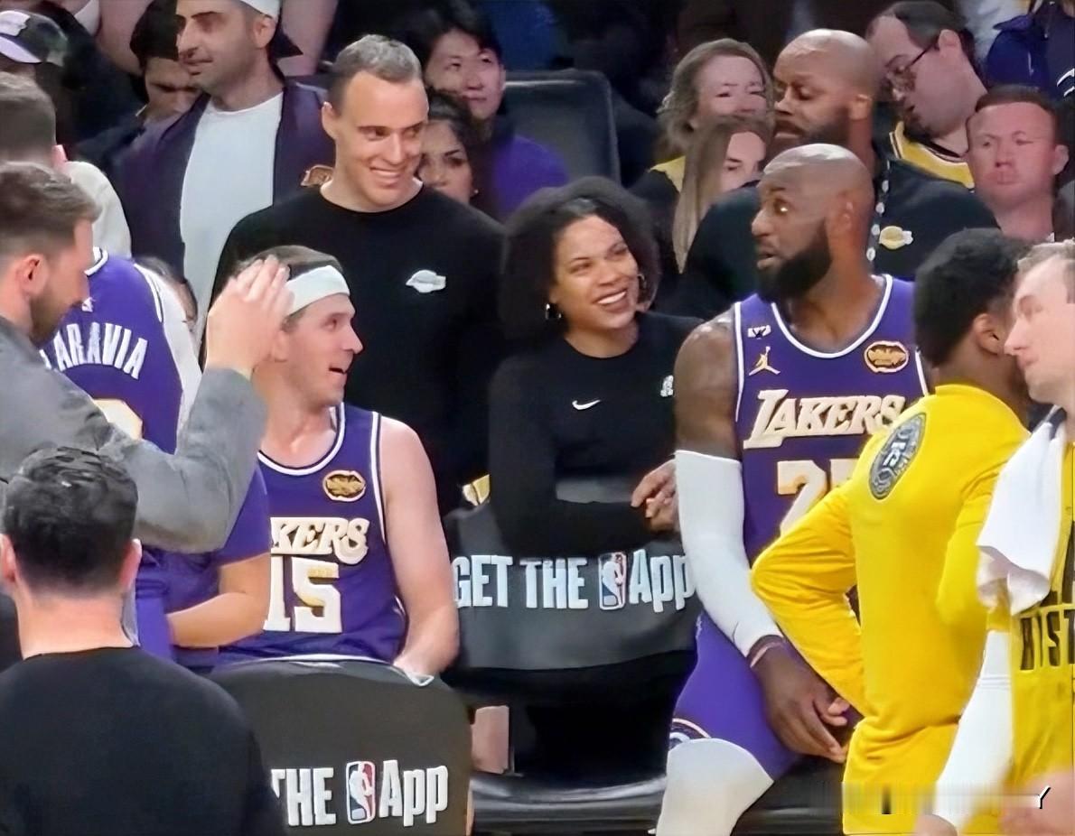 里弗斯当面抢走老詹一个篮板，
不查不知道，一查才明白，
原来里弗斯当时并没有意识