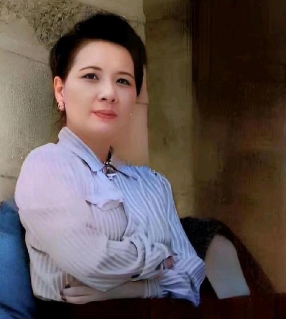 什么叫气质女人？看了这张照片你就找到了答案。
        她显富态但不失高雅