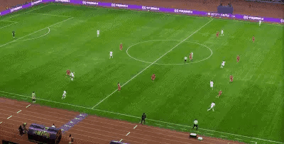 曹永竞踩踏王国明，这是明显的红牌动作，主裁判高亨进只给黄牌，这是明显的误判。
踢