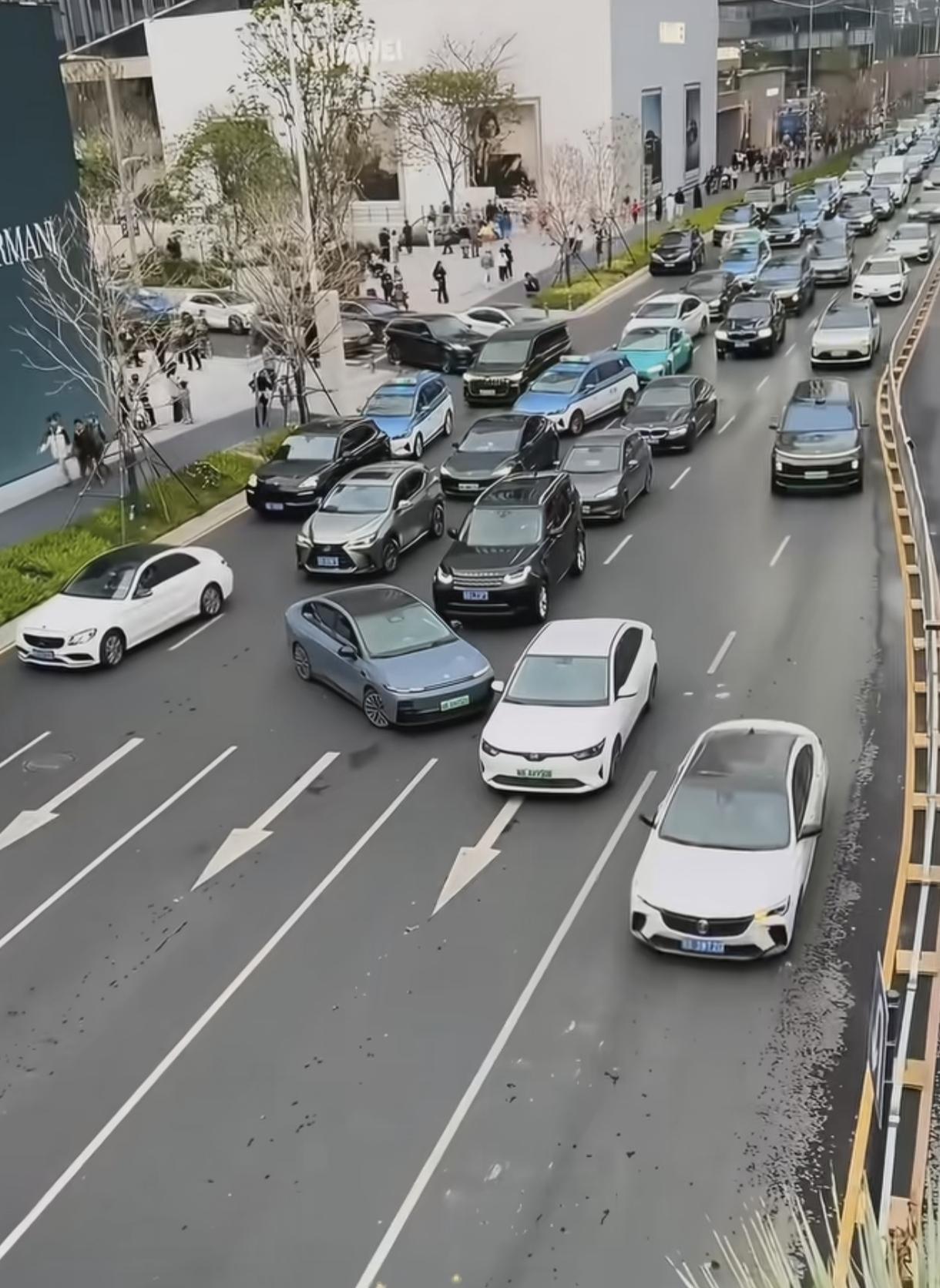 这犟脾气，哪带这么玩
就这么乱变道
交警会怎么罚
这台车的操作实在凶险，高峰车流