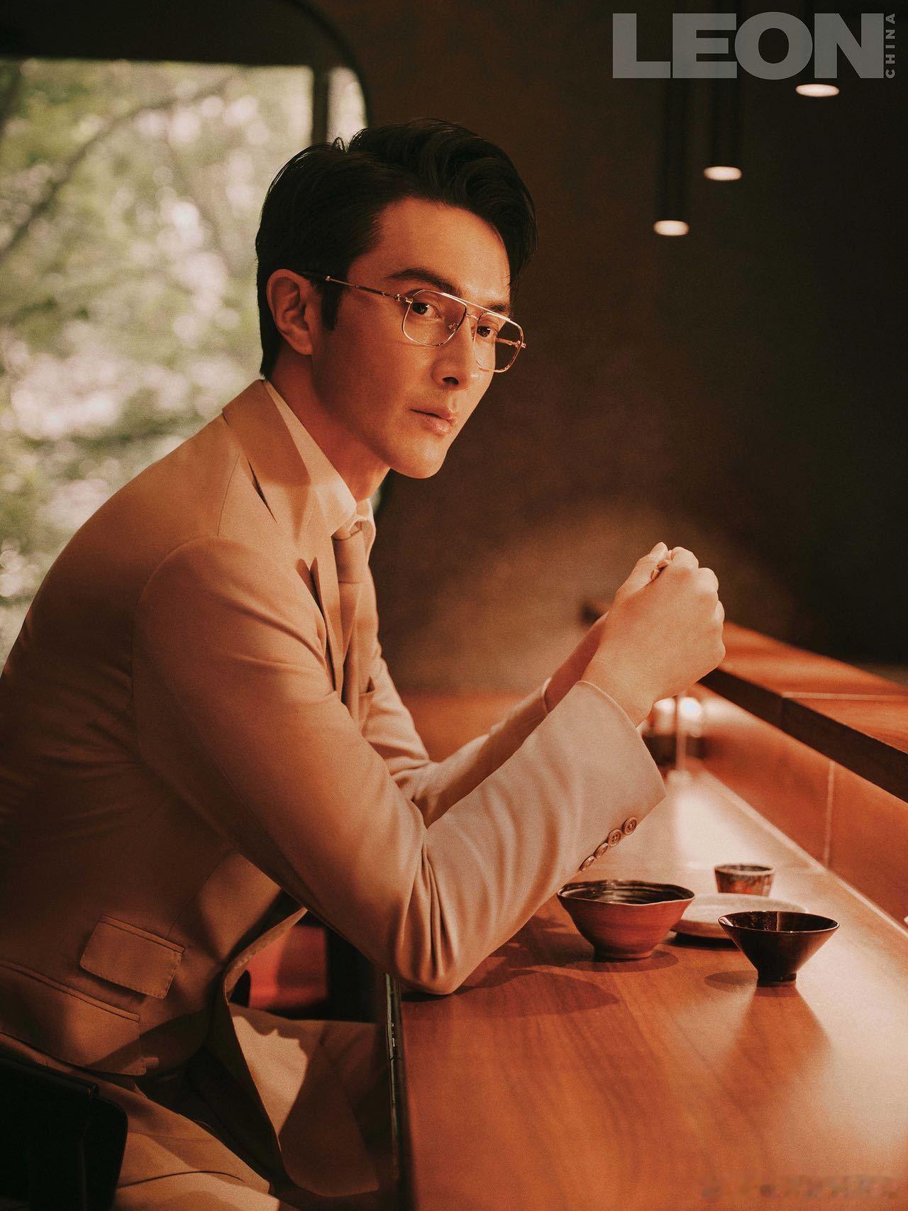 西装革履的他自带高级滤镜，宽肩撑得起所有气场，金丝眼镜增添禁欲感，漫不经心的神态