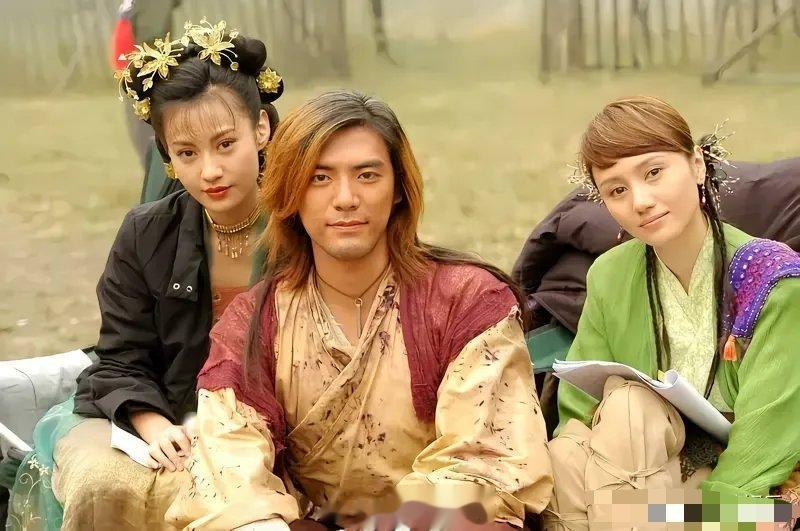 照片里这个演员长得很像郑伊健，但不是郑伊健。这样的长相，他很有机会成为郑伊健，因