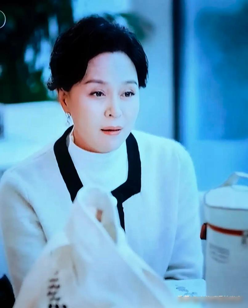 《不期而遇的生活》正在抓紧播，一晚上三集。剧中的刘老师和曾老师一对二婚夫妻，刚开