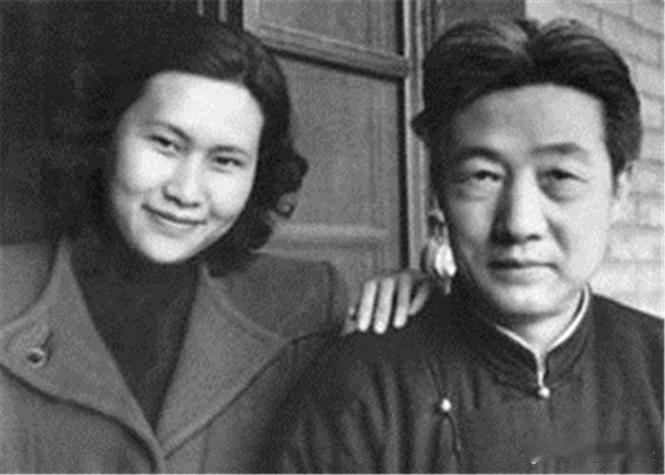 1944年，44岁的徐悲鸿重病入院，陪院的却是他的女学生，不久，女儿也来了，但不