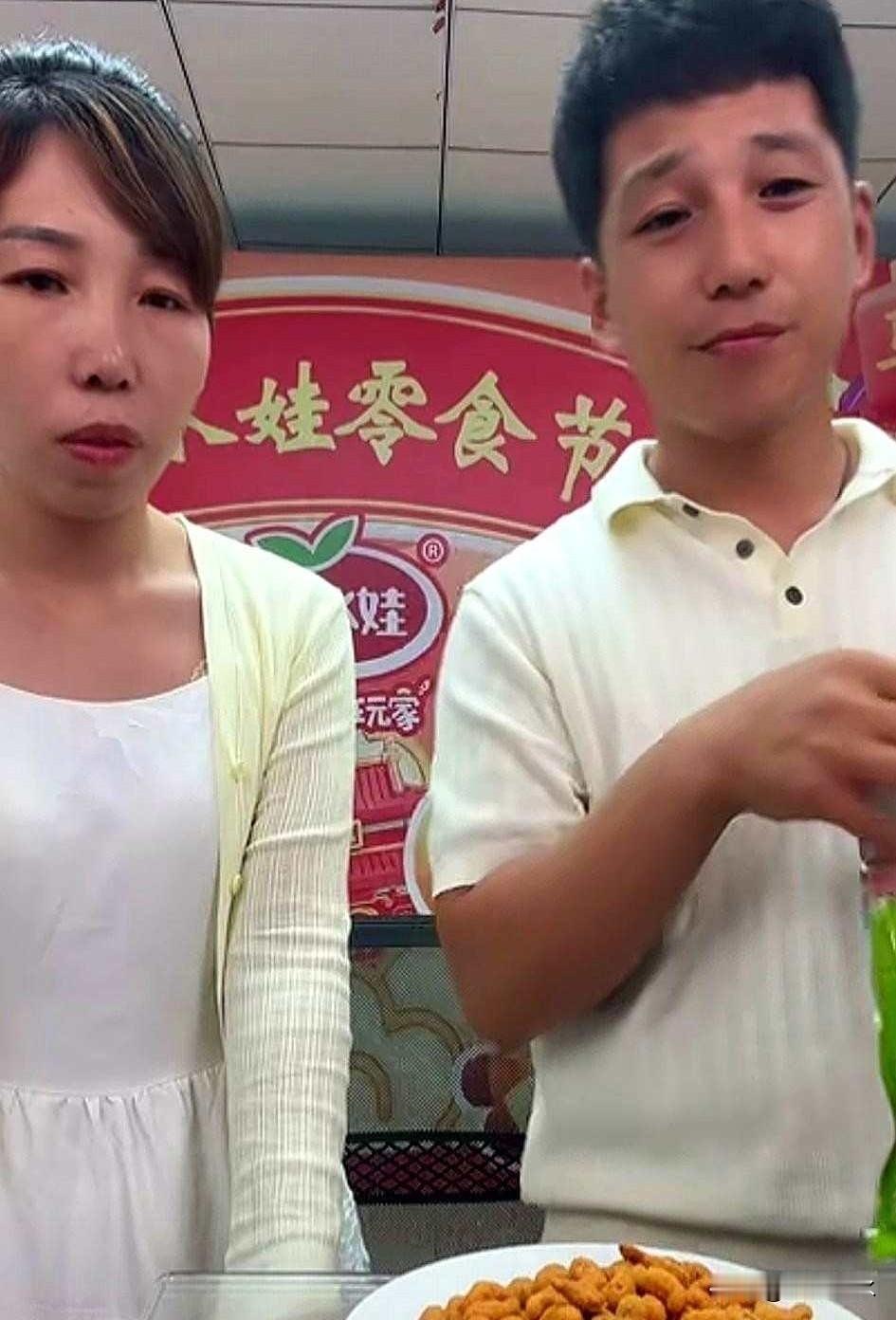 直播间人气爆棚，弹幕突现黑评，主播却笑得更响了

6月15日下午，李超群的直播间