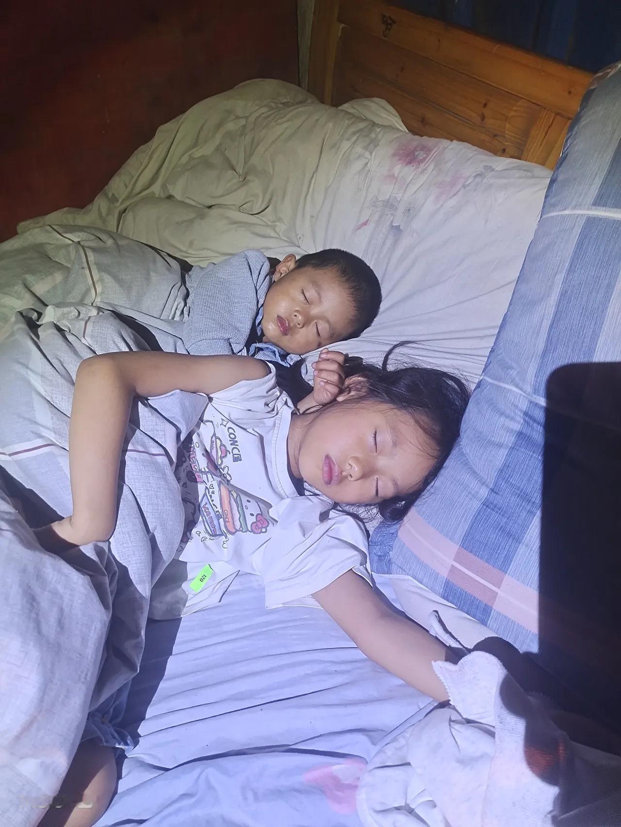 霜风渐紧透衣凉，
雁阵南飞度夕阳。
桂子香残留晚韵，
菊花蕊嫩待新妆。
半轮皓魄