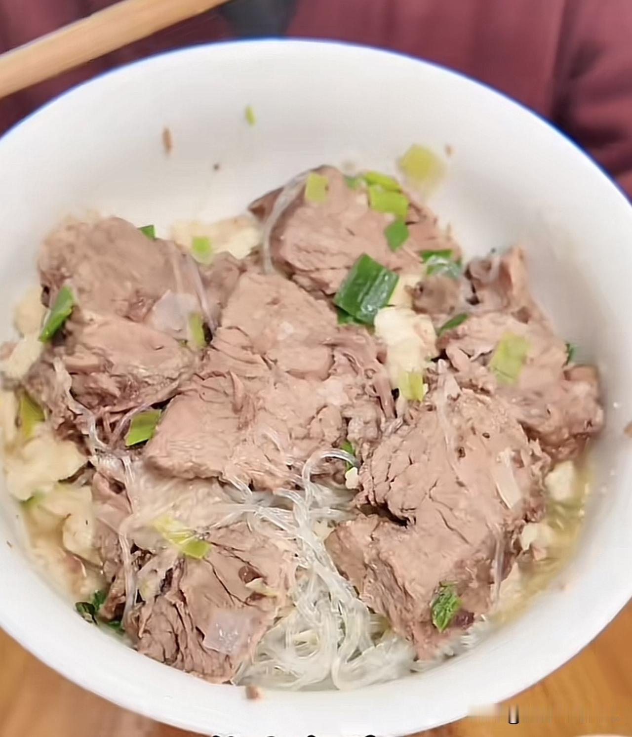 咱本地人，也不敢说贵不贵，好吃不好吃。
反正就是喜欢吃。