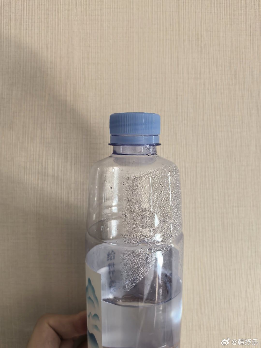 天气热。热到什么程度。这是放了一晚上的水瓶子，里面挂满了水珠。 