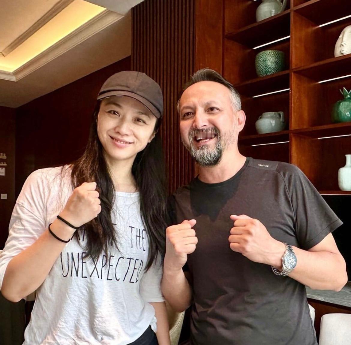 汤唯分享与演员阿力木江·吐尔斯拜克的合影，两人此前曾合作过电视剧《情牵那拉提》。