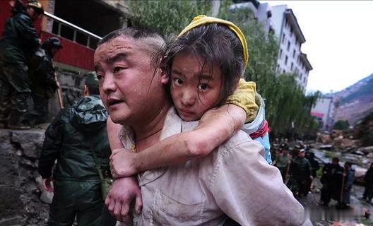 2008年汶川地震，被埋在废墟下十几个小时的李佳芹只有11岁，其父亲不分昼夜用手