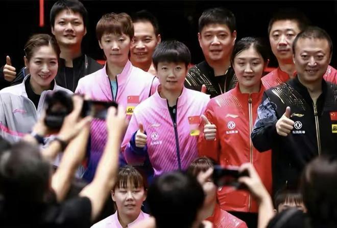 国乒金花与功勋教练同框：

孙颖莎凤眼如虹，陈梦笑若暖阳，王曼昱俊目流眄，刘诗雯