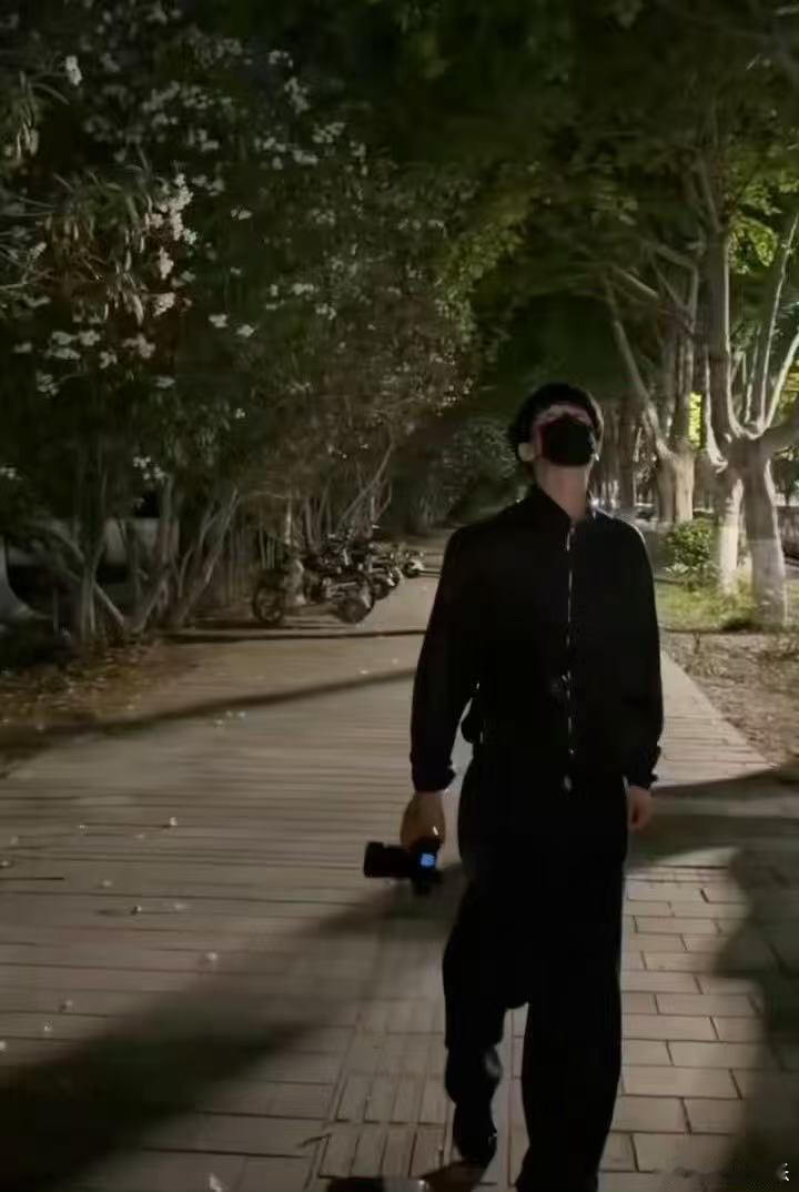 张凌赫偶像剧张凌赫学校时代张凌赫学校时代，张凌赫偶像剧，谁懂一句好久没被叫学长的