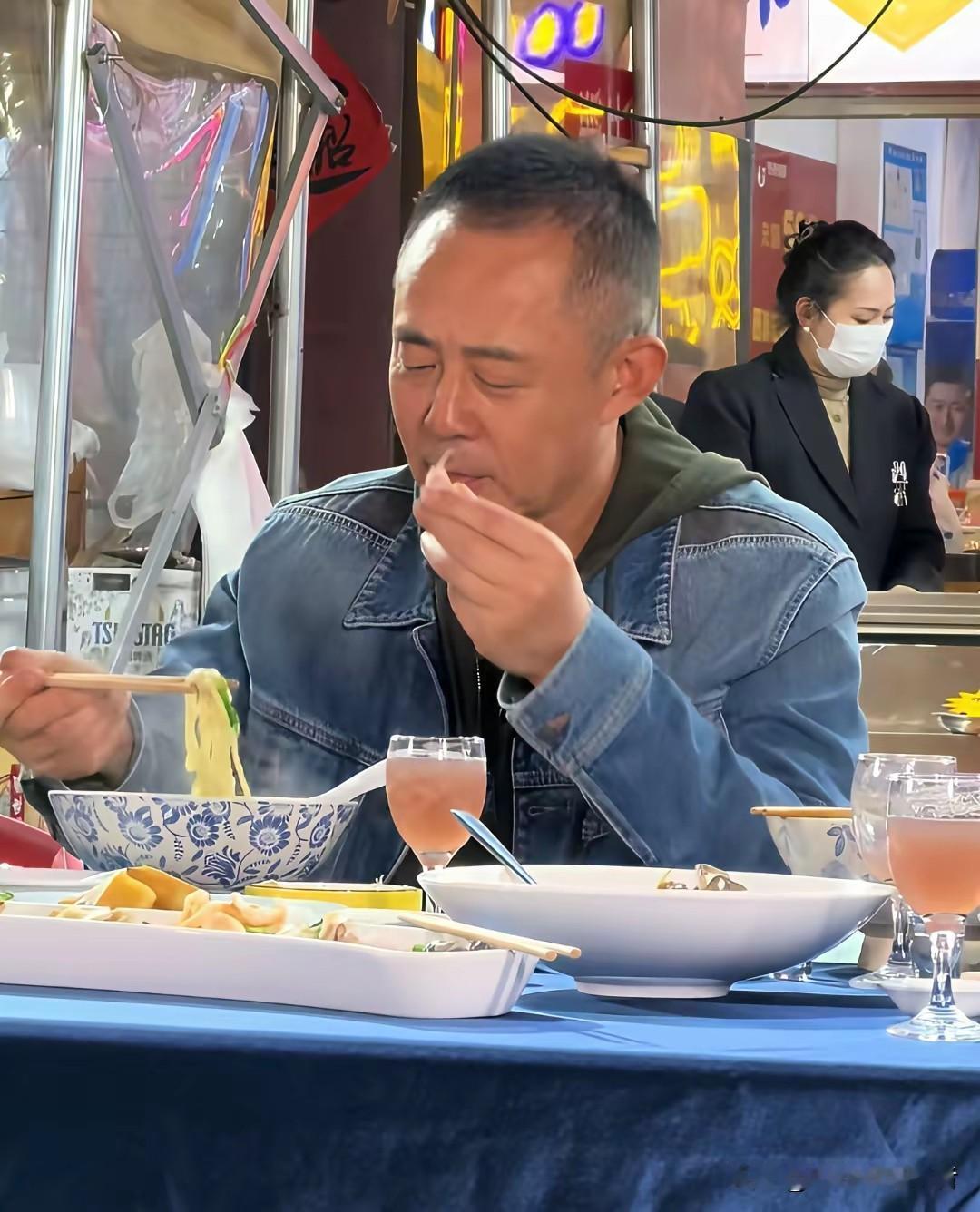 侯勇这一口面一口蒜，真是想起了电视剧情节，《人民的名义》的赵德汉，虽然贪但是没有