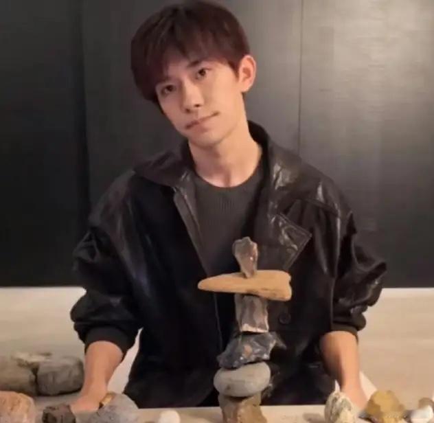 易烊千玺开了场莫名其妙的直播直播全程就讲了四句话，大家好→垒石头→成功→就到这儿