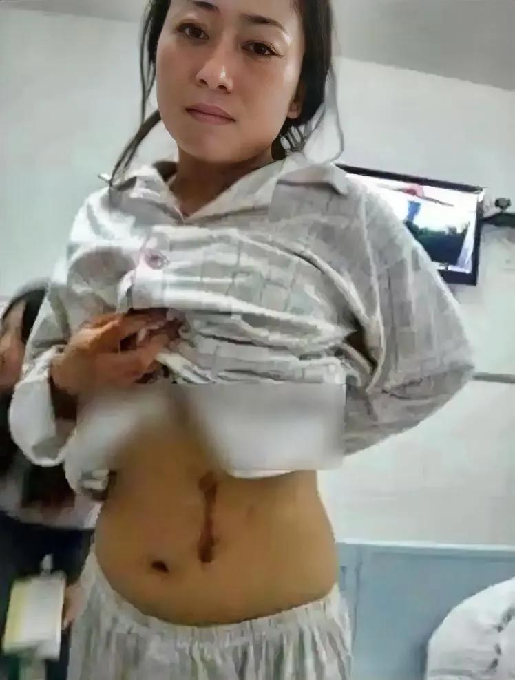 “黑心医院，偷我肾！”2012年，陕西一县医院门口，一女子嚎啕大哭，说医院偷了她