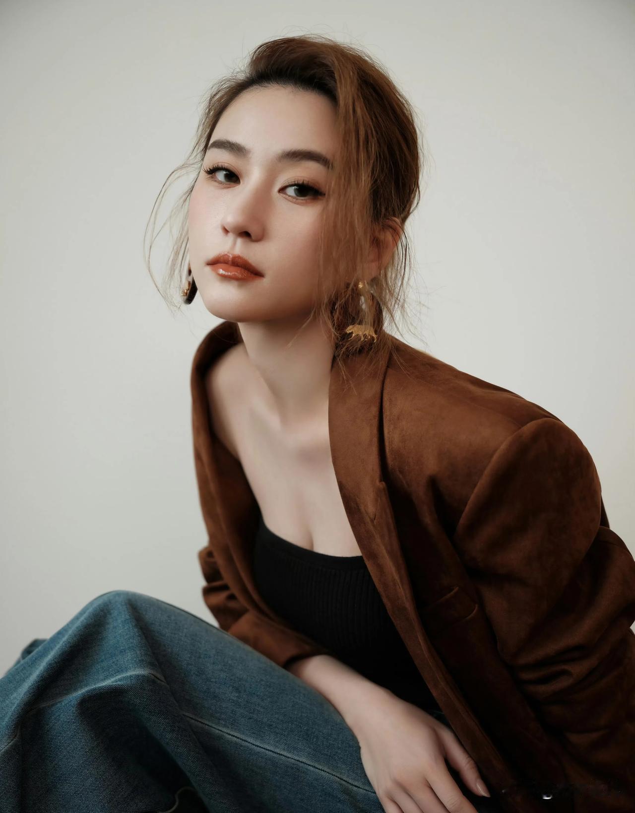 何超莲真的是越来越有范了！
还记得何超莲第一次走红毯，唯唯诺诺的样子像极了害羞的