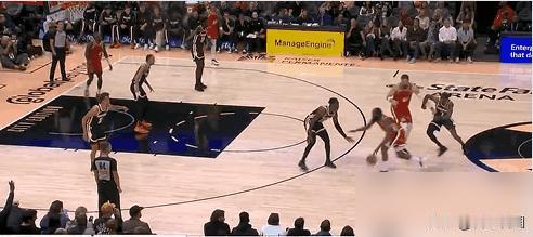 妙啊！
2025年12月4号快船打老鹰，哈登那记给邓恩的底线空切击地传球，精准