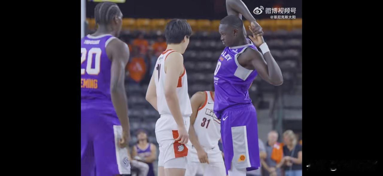 小杨这场比赛，还是有很多精彩片段的

G联赛首秀就贡献8+13+4带队完成逆转。